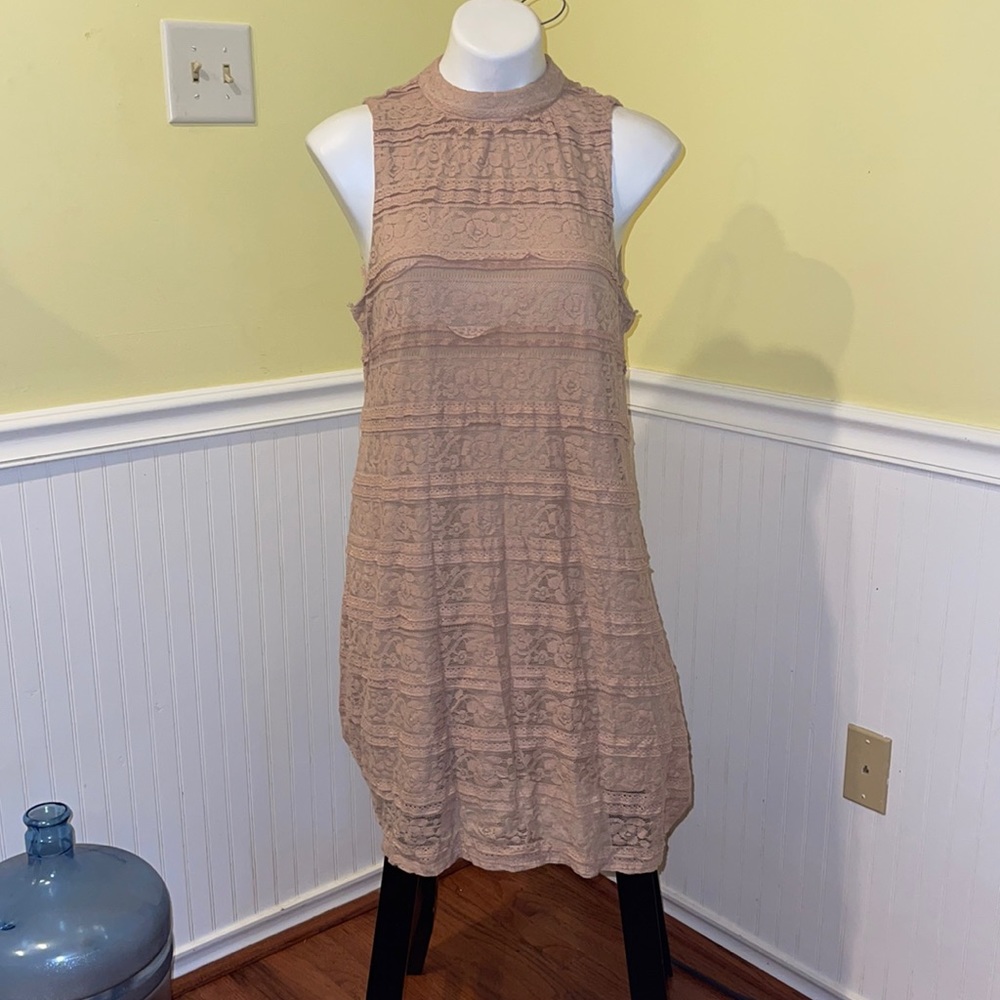 Love Fire pale pink size Large sleeveless layered lace dress.